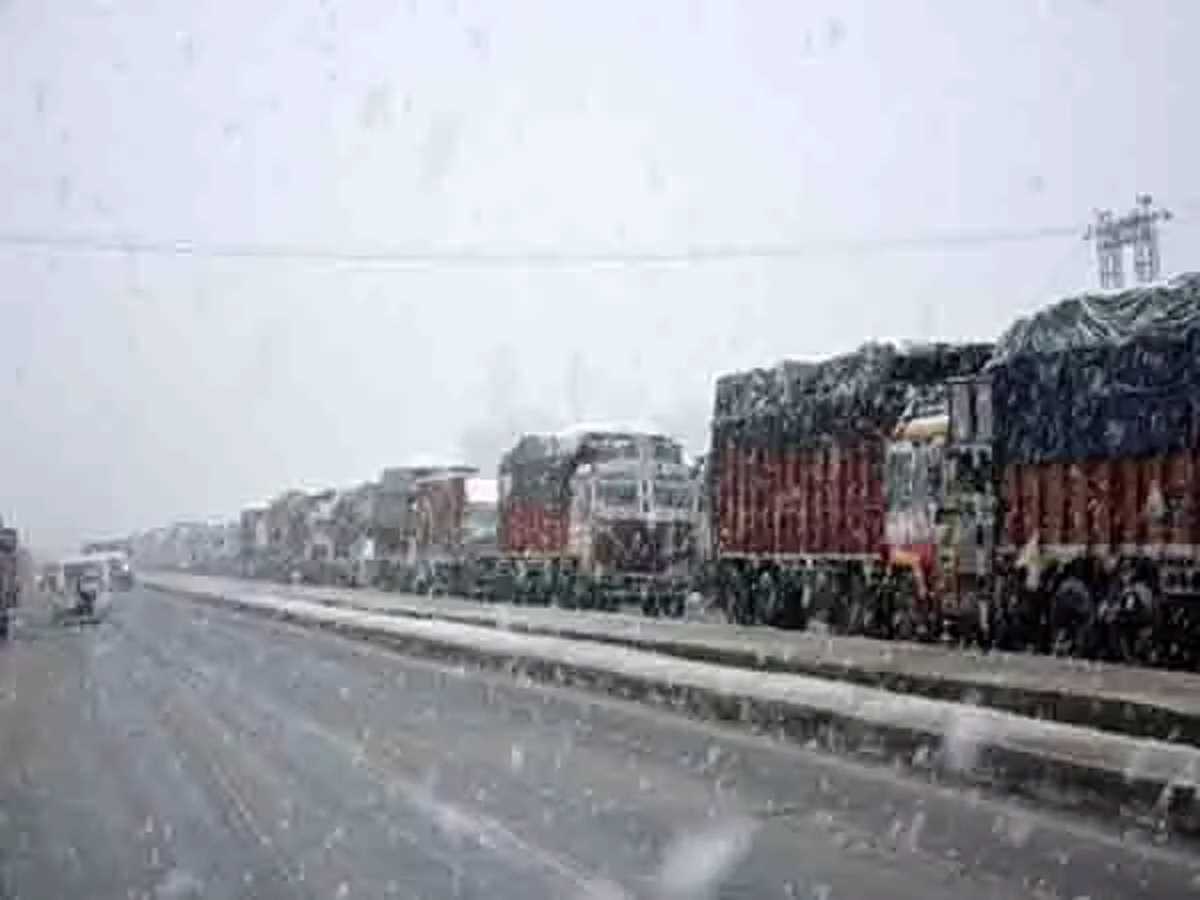 जम्मू-कश्मीर : प्रवासी आदिवासी आबादी की सुविधा के लिए 100 ट्रकों को हरी झंडी दिखाई गई जम्मू-कश्मीर : प्रवासी आदिवासी आबादी की सुविधा के लिए 100 ट्रकों को हरी झंडी दिखाई गई